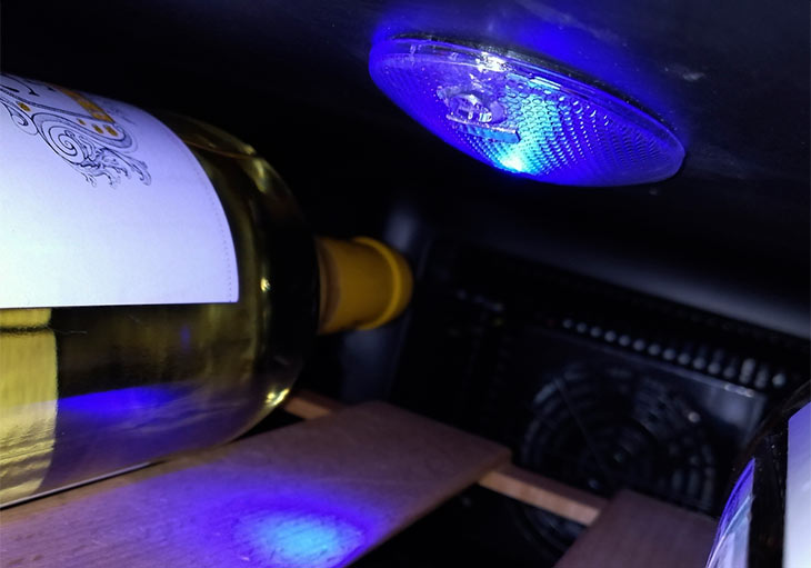 Голубая подсветка камеры винного шкафа