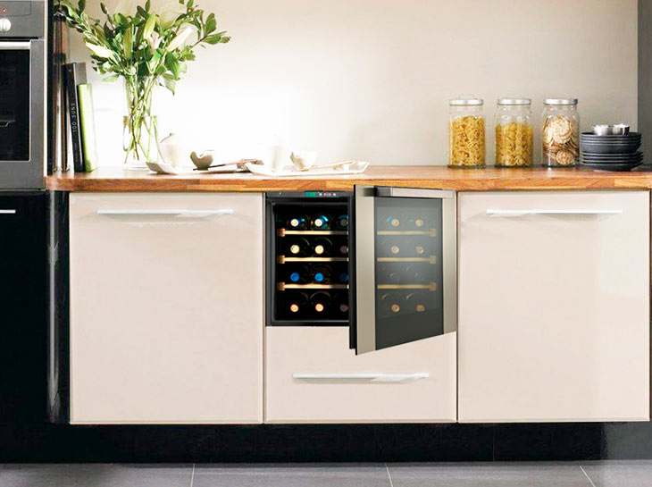 Винный шкаф Indel B Built-In 24 Homme Plus в интерьере кухни